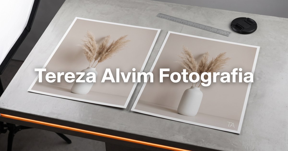 Duas fotos impressas iguais lado a lado sobre uma mesa de concreto polido: um vaso branco de cerâmica com capim-dos-pampas. Na da esquerda, uma marca d'água grande com o texto "Tereza Alvim Fotografia" cobre o centro e esconde o vaso. Na da direita, a foto está limpa, com só um pequeno monograma "TA" no canto inferior. Uma linha de LED laranja ilumina a borda da mesa.